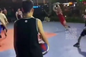 还得是你大爷啊 落败后拎砖头欲动手 网友:这下输球又输人.....