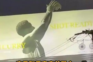 这设计简直天才！库里书籍广告牌，仿佛投出了一颗月亮！